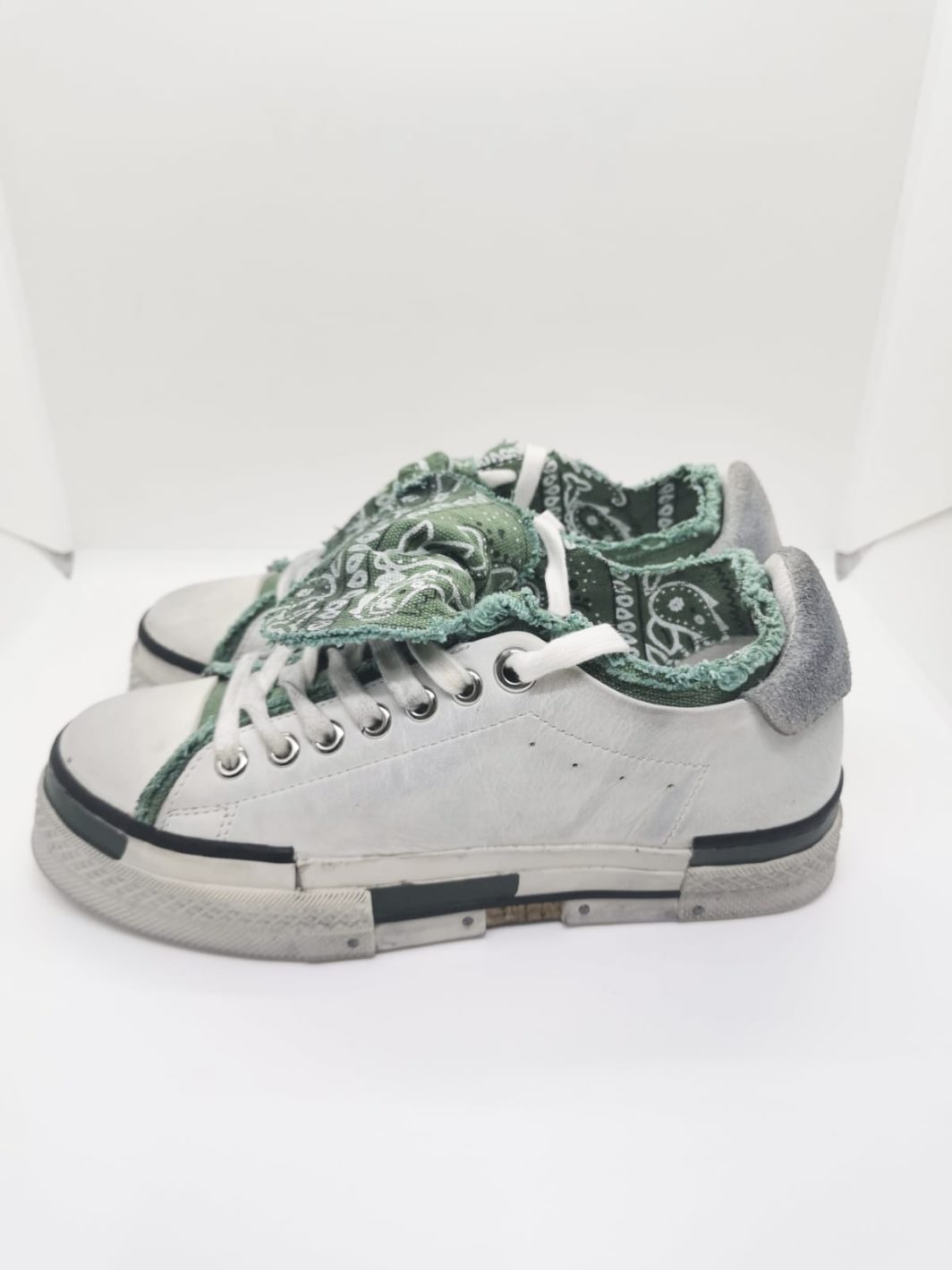 Sneakers frase verde | Rebecca White