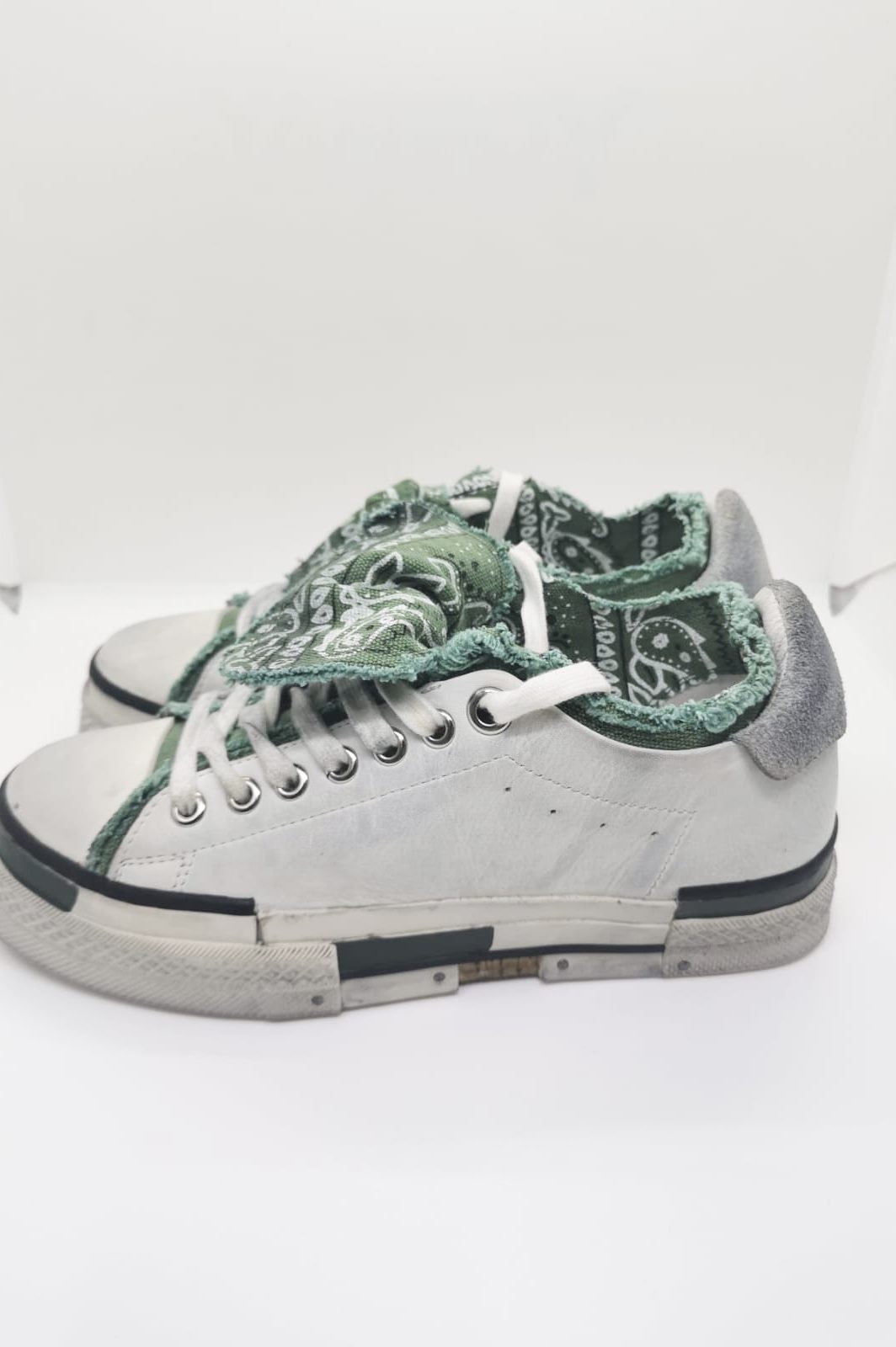 Sneakers frase verde | Rebecca White